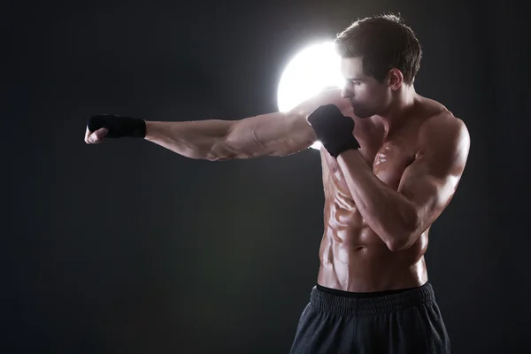 Junger muskulöser Kerl mit nacktem Oberkörper boxt — Stockfoto