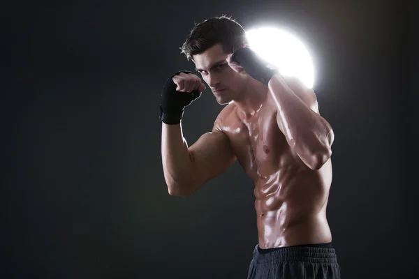 Junger muskulöser Kerl mit nacktem Oberkörper boxt — Stockfoto