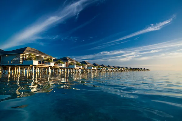 Ville sull'acqua alle Maldive riflesse nella laguna blu — Foto Stock