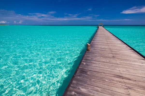 Довгий jetty лагуну на Мальдівах з дивно чистою водою — стокове фото