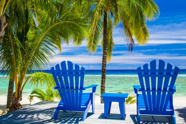 Chaises bleues sur une plage — Photo