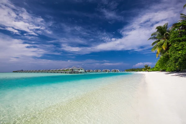 Wasservillen auf der perfekten tropischen Insel — Stockfoto