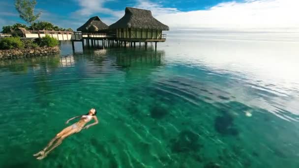 Mujer nadando en laguna de coral tropical — Vídeos de Stock