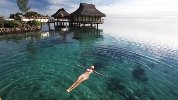 Mujer nadando en una laguna de coral — Vídeo de stock