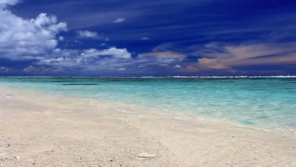 Ondas em uma praia tropical deserta — Vídeo de Stock