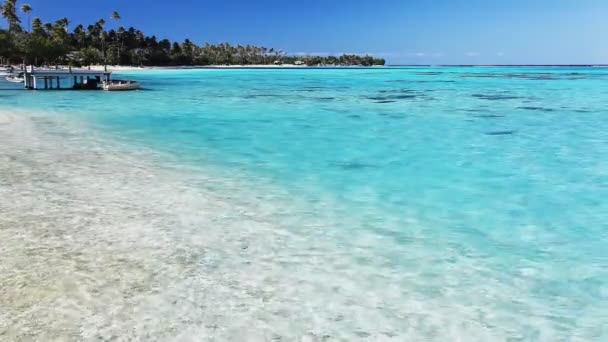 Küçük iskelesi ve tekne tropikal plaj — Stok video