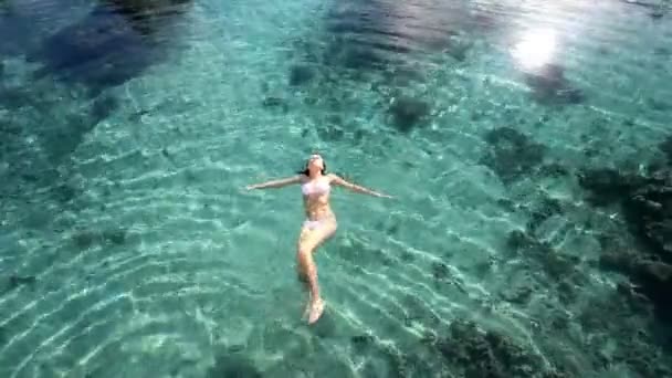 Γυναίκα, κολύμβηση με αναπνευστήρα στο καθαρό πράσινο νερό — Αρχείο Βίντεο