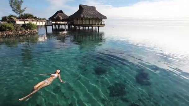 Mujer nadando en una laguna de coral — Vídeo de stock