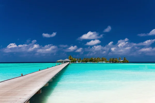 Embarcadero de madera a una isla tropical sobre laguna en Maldivas —  Fotos de Stock