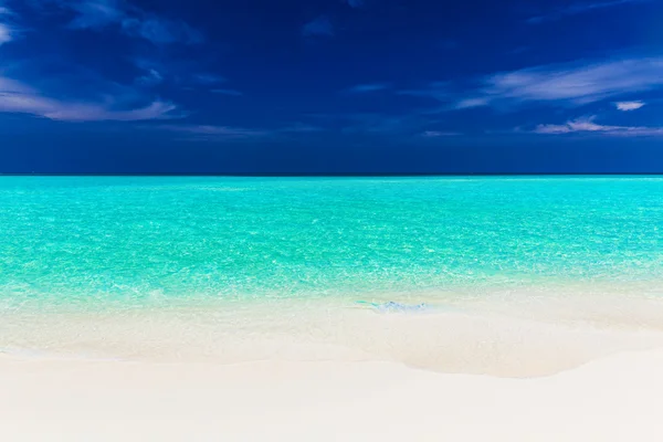 Un colpo vibrante di chiara spiaggia tropicale vuota bella — Foto Stock