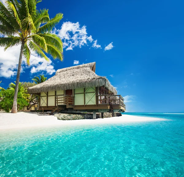 Tropické bungallow na úžasnou pláží s Palmou — Stock fotografie