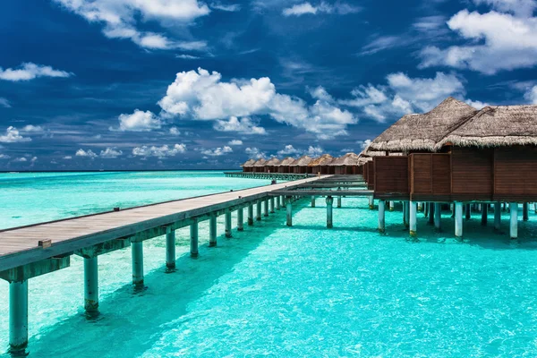 Villas au dessus de l'eau sur le lagon tropical avec jetée — Photo