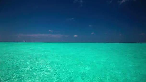 Laguna limpia de turquesa en una isla tropical con olas — Vídeos de Stock