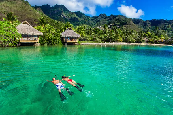 Mladý pár, šnorchlování přes útes — Stock fotografie
