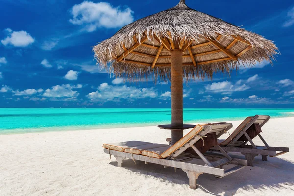 Dos sillas y sombrilla en una playa tropical — Foto de Stock