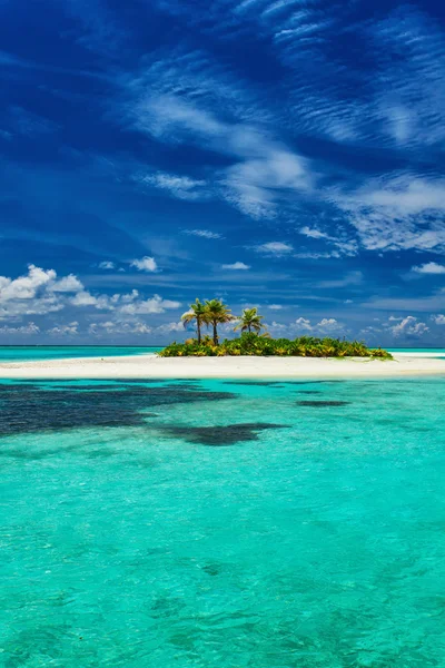 Isola circondata da scogliera e spiaggia alle Maldive — Foto Stock