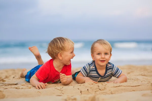 Pojkar har roligt på en strand — Stockfoto