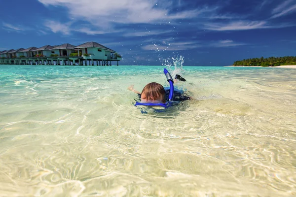 Pojke bad och snorkling i tropisk lagun — Stockfoto