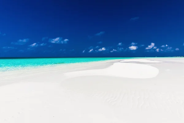Kleine zandbank in tropische lagune — Stockfoto