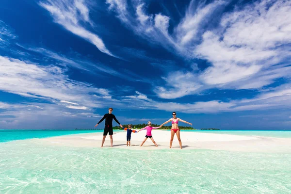 Família na praia tropical de mãos dadas — Fotografia de Stock