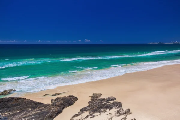 Tropická pláž s surf vlny — Stock fotografie
