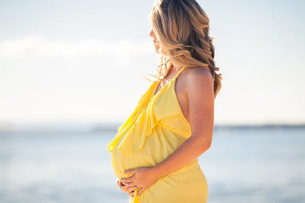 Donna incinta sulla spiaggia — Foto Stock