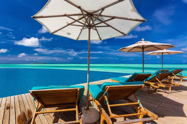 Infinity zwembad aan het strand van tropisch eiland — Stockfoto