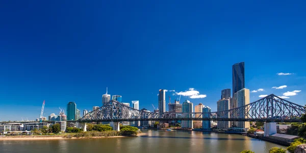 Brisbane Skyline med berättelsen Bridge och floden — Stockfoto