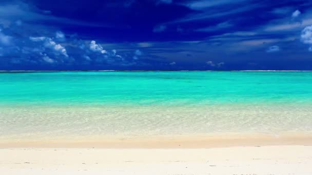 Fale na bezludnej tropikalnej plaży — Wideo stockowe
