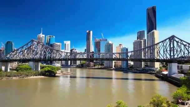 Weergave van Brisbane Skyline met Story Bridge en de rivier — Stockvideo