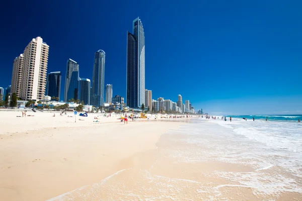 Skyline e uma praia de Surfers Paradise — Fotografia de Stock