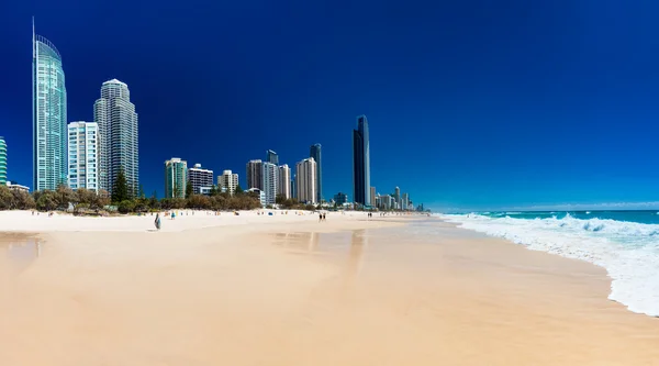 Skyline en een strand van Surfers Paradise — Stockfoto