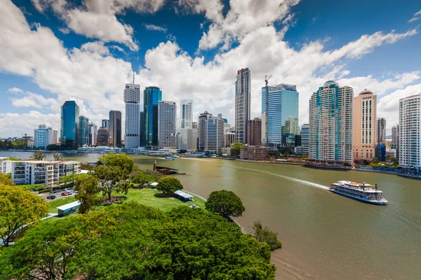 Brisbane Skyline and Kookaburra Queen ship — 图库照片