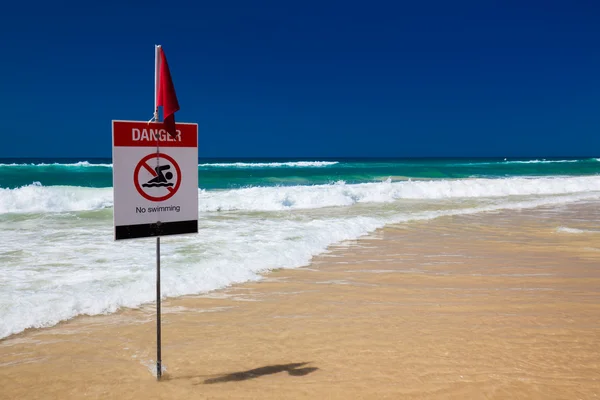 Nenhuma bandeira de natação na praia — Fotografia de Stock