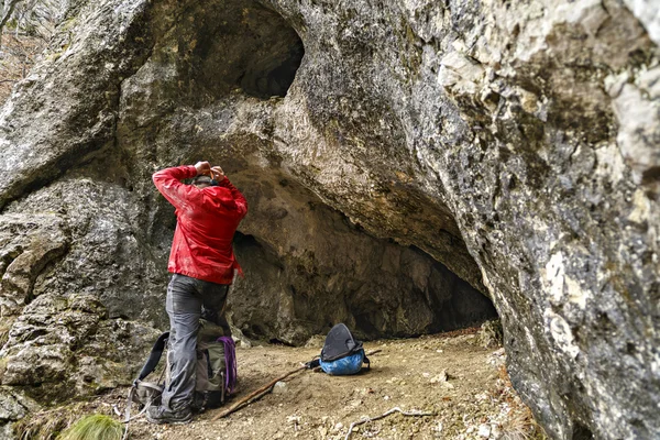 洞窟の洞窟探検の準備ができている男は — ストック写真