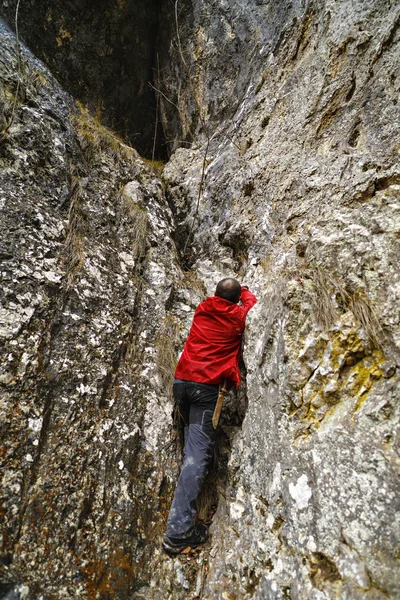 山へのバックパックハイキングを持つ白人男性 — ストック写真