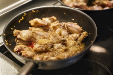 Ocakta tavuk kanatlı pan