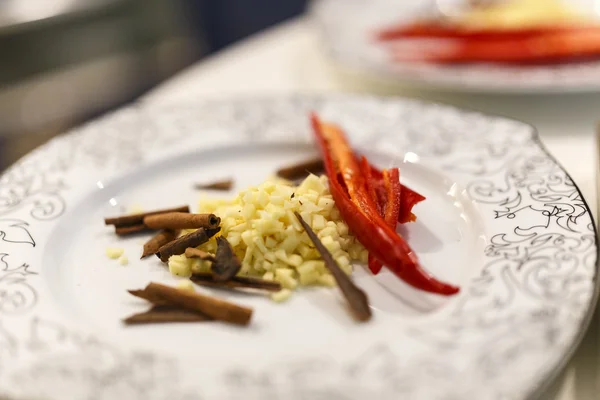 Ein Teller mit Ingwer Zimt und Pfeffer auf einem Tisch in der Küche — Stockfoto