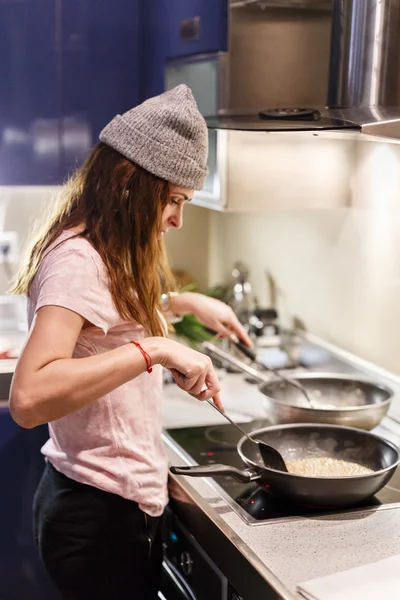 Femme cuisine dans la cuisine — Photo