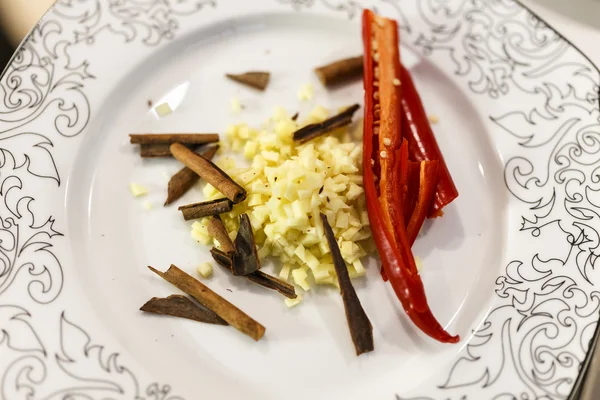 Une assiette avec cannelle au gingembre et poivre sur une table dans la kitche — Photo