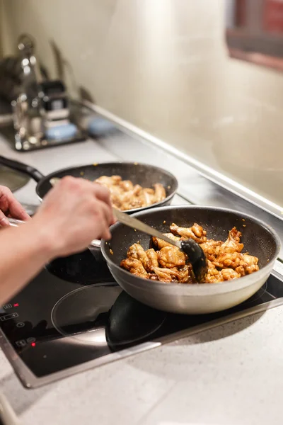 Poêle avec ailes de poulet sur le poêle — Photo