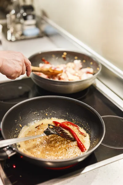 Poêle sur la cuisinière ingrédients bouillants — Photo