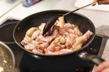 Ocakta tavuk kanatlı pan