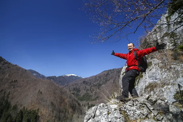 Hombre excursionista disfrutando de la vista en un sendero de montaña — Foto de Stock