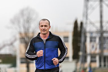 bir parça üzerinde koşan adam