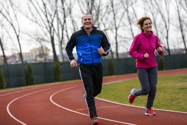 Egzersiz ve fitness eğitimi için çalışan iki maraton