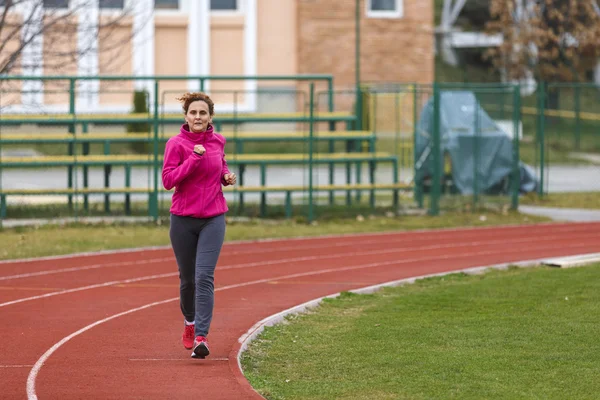 Vida sana - mujer corriendo, saltando — Foto de Stock