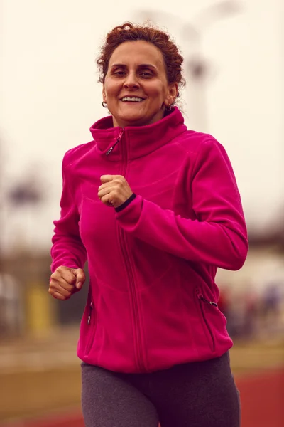 Vida sana - mujer corriendo, saltando —  Fotos de Stock