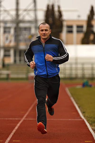 Hombre corriendo en una pista —  Fotos de Stock