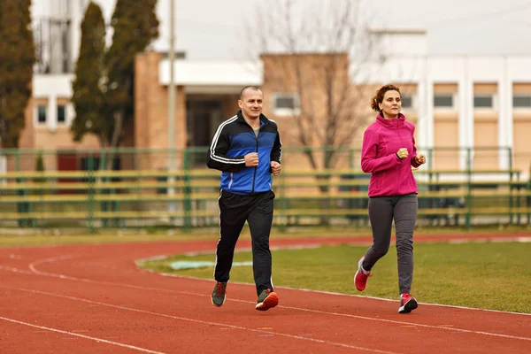 Pareja maratón corriendo para el ejercicio y el entrenamiento de fitness —  Fotos de Stock